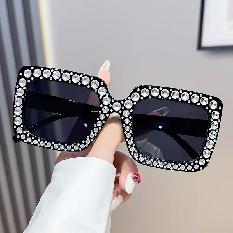 Photography Outdoor - Women's large-frame diamond-encrusted fashion sunglasses, suitable